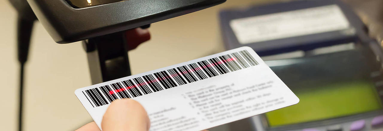 Barcodes und QR-Codes auf Plastikkarten und Barcodekarten